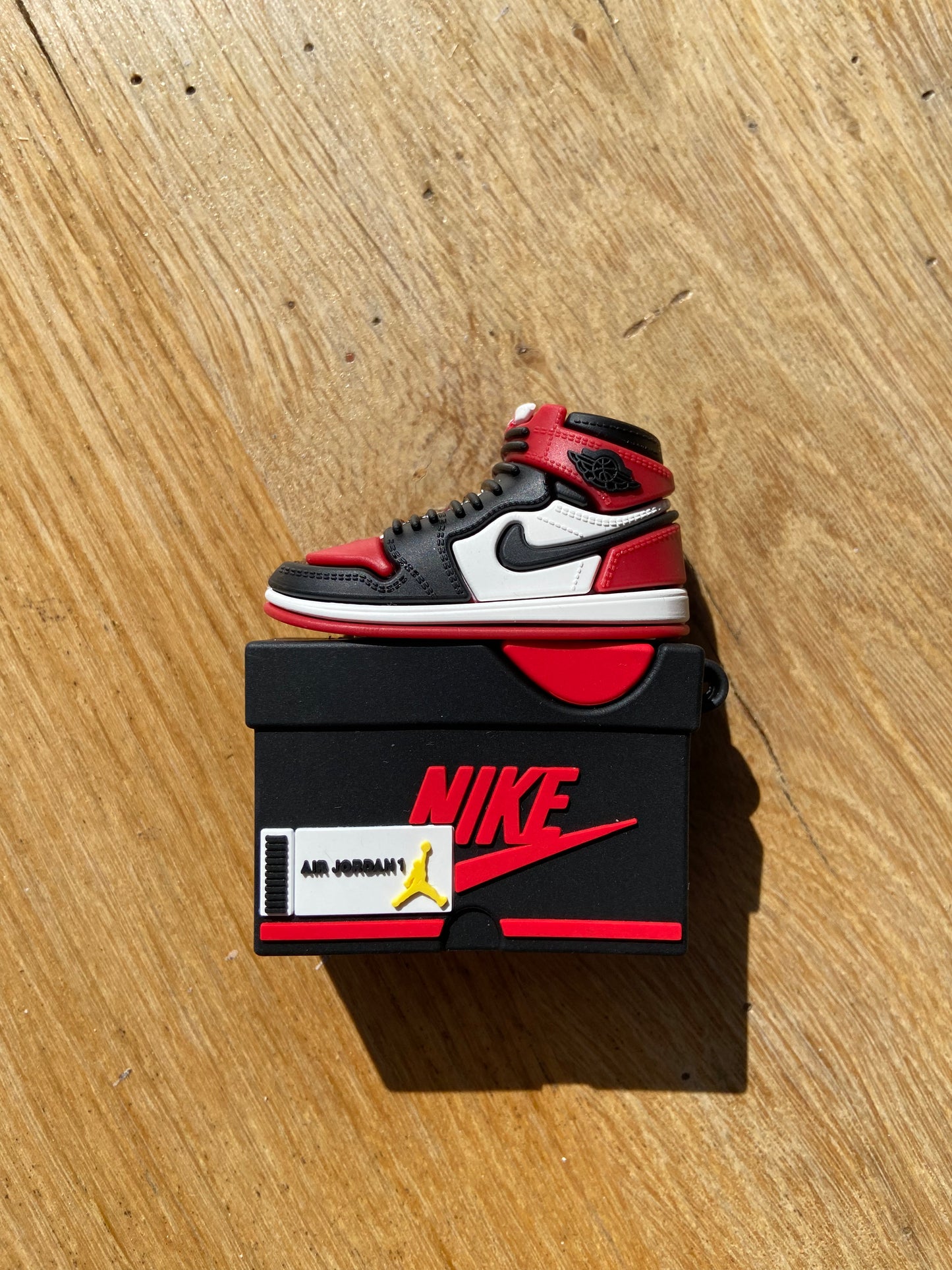 AirPods tok Air Jordan 1 Chicago