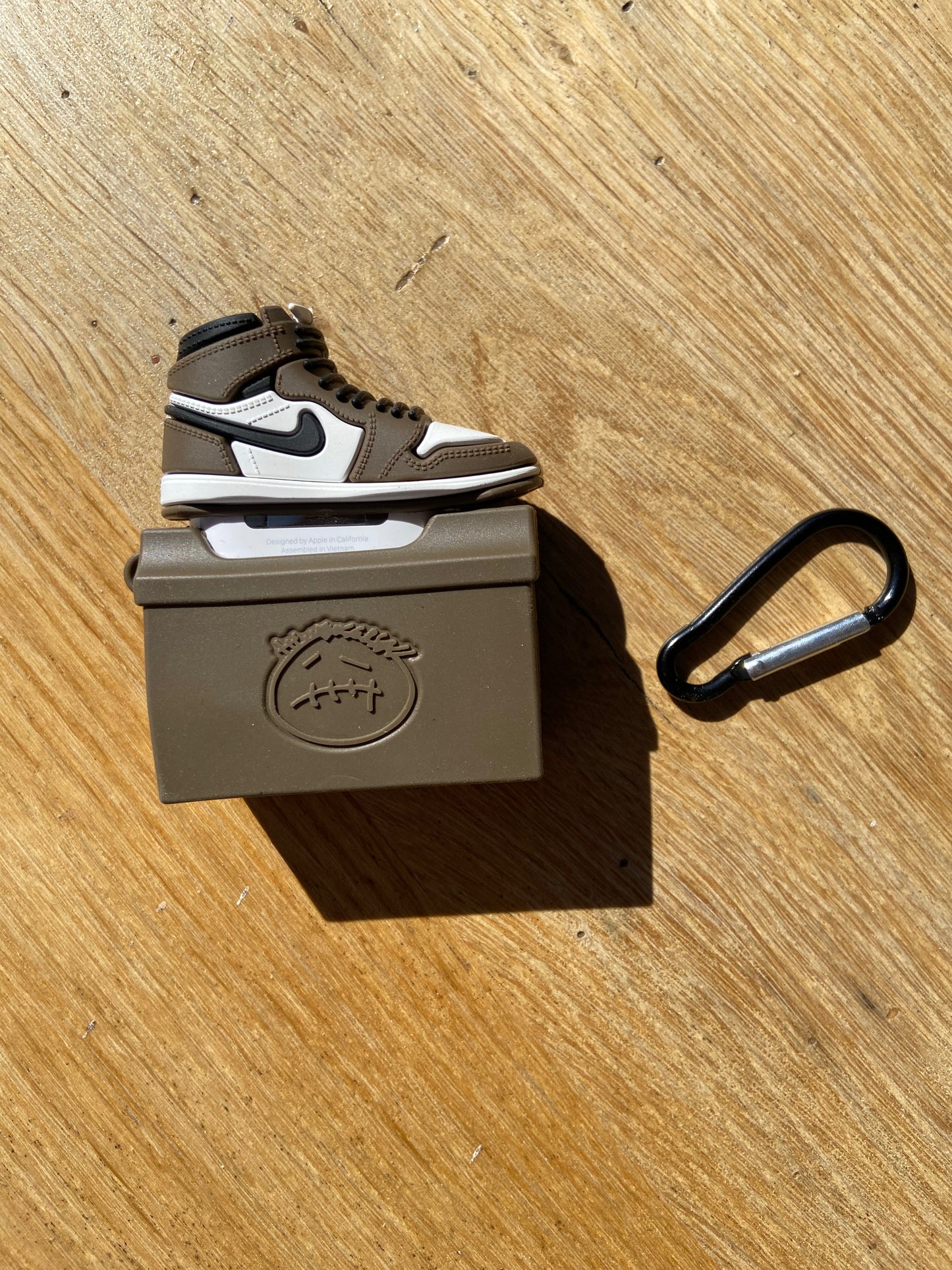 AirPods tok Air Jordan 1 Travis Scott