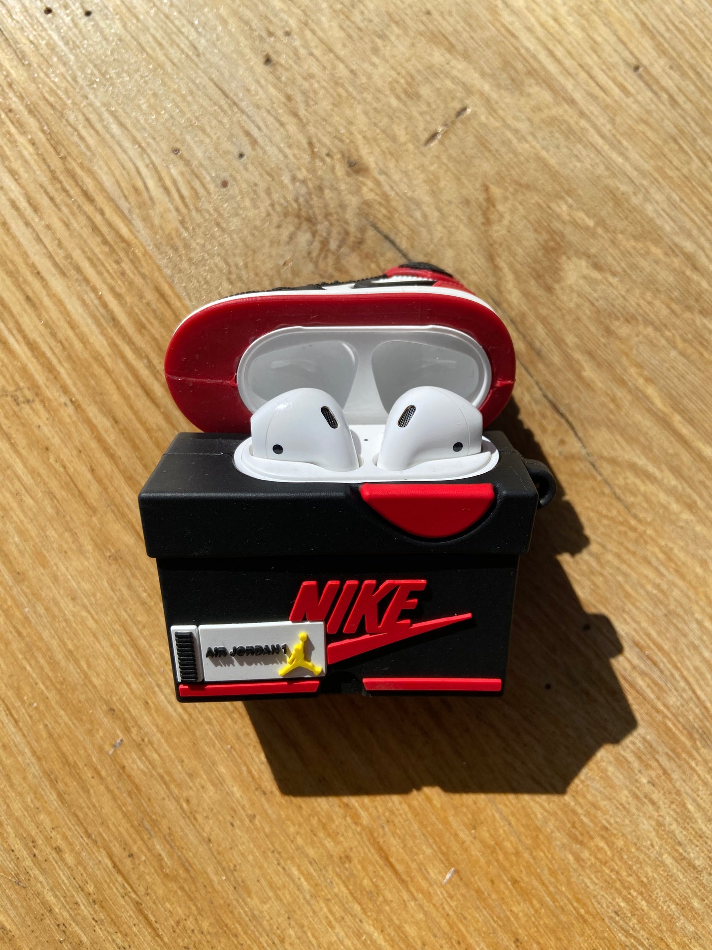 AirPods tok Air Jordan 1 Chicago
