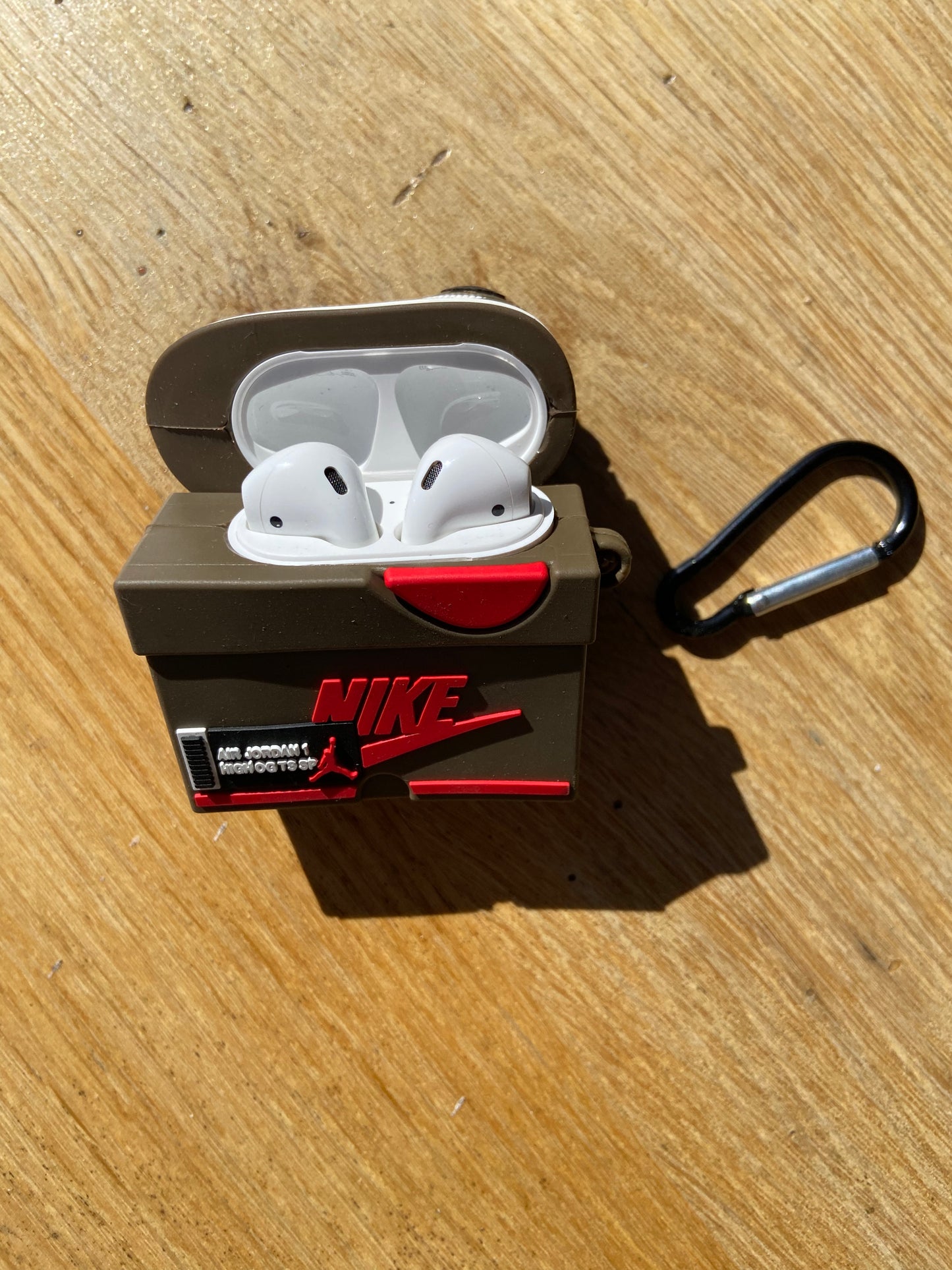 AirPods tok Air Jordan 1 Travis Scott